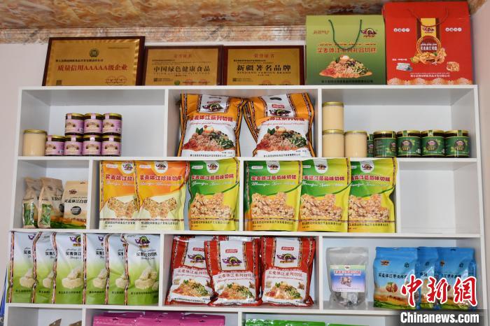 部分核桃初、深加工产品。　阿卜杜麦吉提·麦麦提伊敏 摄